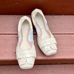 NIB Latitude Girl Stretchy Leather Flats 37, Biscuit